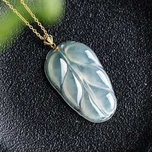 จี้หยกพม่าธรรมชาติทรงใบไม้ พร้อมตัวล็อกทองคำ 18K และจี้หยกเจไดต์เกรดไอซ์สำหรับผู้หญิง - Product Image 4