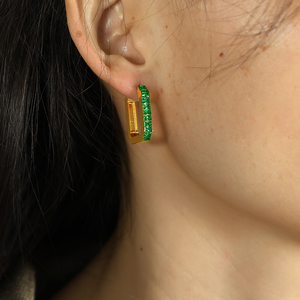 Boucles d'oreilles créoles hexagonales en zircon cubique pour femmes |   Acier inoxydable plaqué or 18K PVD |   Imperméable et hypoallergénique - Product Image 4