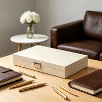 Boîte cadeau en bois laqué brillant avec insert en mousse moulée, logo personnalisé, fermeture à loquet métallique, idéale pour le rangement et la présentation de cadeaux