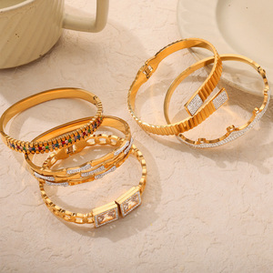 Brazalete <span class=keywords><strong>de</strong></span> Diseño <span class=keywords><strong>de</strong></span> Alta Gama con Circonitas Blancas Huecas y Coloridas, Brazalete <span class=keywords><strong>de</strong></span> Acero Inoxidable con Textura Geométrica y Baño <span class=keywords><strong>de</strong></span> <span class=keywords><strong>Oro</strong></span> - Product Image 1