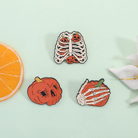Bros tangan tengkorak musim seram Pin Enamel kerangka labu Halloween hadiah perhiasan untuk teman-teman grosir