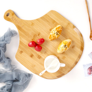 Plateau à fromage en bambou Concept Home 39x29cm avec poignée pour servir le fromage et les desserts - Product Image 2