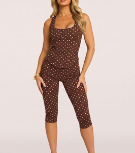 Conjunto Deportivo de Verano con Top sin Mangas y Pantalones Capri, Estilo Corsé con Estampado de Puntos de Chocolate, en Tela Crepé, para Yoga - Product Image 1