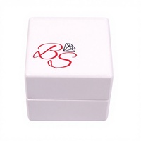 Boîte à bijoux carrée en bois blanc laqué avec intérieur en velours, logo personnalisé, couvercle à charnière pour demande en mariage, emballage de vente au détail et cadeau