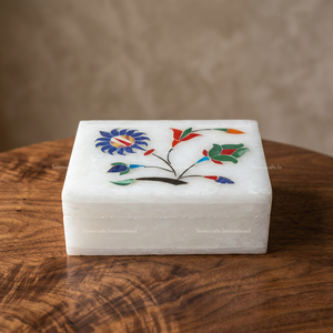 Boîte à bijoux artisanale en nacre avec motif floral gravé, style moderne, fermeture à couvercle, 10x7,5 cm, Stonecrafts International MOP077 - Product Image 1