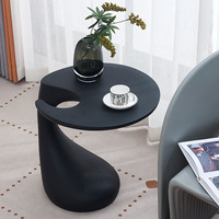 Table d'appoint nordique moderne au design simple, table basse en plastique de forme irrégulière pour chambre, salon, balcon, coin de maison