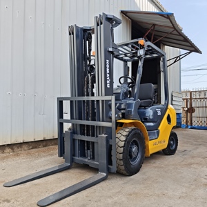 Fast <b>Transportation</b> of Second-hand Diesel Forklift Truck Komatsu 3-ton Fork Lift at a Low Price - Product Image 4