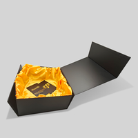 Boîte-cadeau personnalisée de luxe magnétique en satin noir doublé impression en relief satin d'or à l'intérieur de l'emballage pour emballage Premium