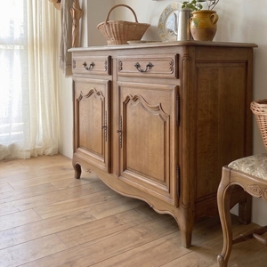 Armoire de rangement de style rétro italien et américain pour salon, avec un style old money, en bois massif vieilli, avec tiroirs - Product Image 3