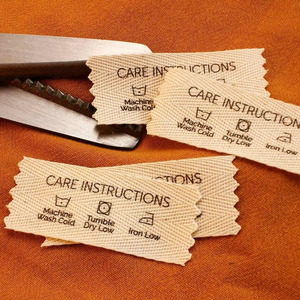 Étiquettes tissées personnalisées en polyester auto-adhésives à pliage central pour sacs de vêtements, avec découpe laser, pour marquage à chaud, vente en gros - Product Image 6