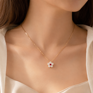 Collana Floreale Mini con 5 Fiori in Zircone, Charm Color <span class=keywords><strong>Rubino</strong></span>, Catena Delicata, Regalo per Signore, Gioielli - Product Image 3