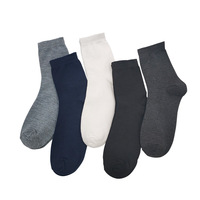 Jingwen Vente en gros 3 paires de chaussettes quatre saisons simples couleur unie mi-tube affaires décontracté polyester coton hommes boîte cadeau
