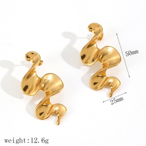 ต่างหูแบบติดหูสแตนเลสชุบทอง 18k ดีไซน์เฉพาะตัว รูปทรงคลื่น สำหรับผู้หญิง เข้าได้กับทุกชุด คุณภาพสูง กันน้ำ รูปทรงไม่สมมาตร - Product Image 4
