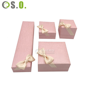 Boîte à bijoux en papier imitation cuir rose durable avec nœud papillon et intérieur en velours pour tous types de bijoux - Product Image 6