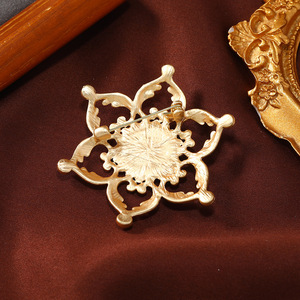 Bros Pin Teratai Turquoise Vintage untuk Wanita, Pin Bunga Berongga Emas Matte Elegan, Perhiasan Gaya Boho Etnik, Hadiah untuk Jas dan Mantel - Product Image 4