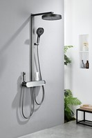 Ensemble de douche gris anthracite avec affichage numérique, touches piano, douchette à main dissimulée et modes d'écoulement multiples, robinet de douche