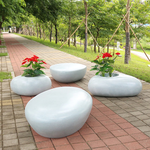 Banc d'extérieur en fibre de verre, forme de pierre, assise moderne pour patio, mobilier de jardin durable pour usage extérieur - Product Image 1