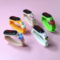2025 à la mode pas cher en gros vente chaude enfants sport numérique Led montres avec poupée de dessin animé