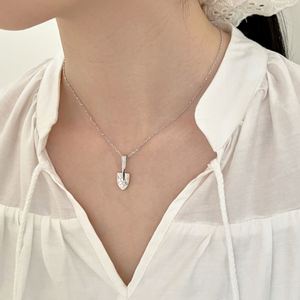 Collier pendentif flèche en zircone 5A en argent S925 de Dylam Fashion Jewelry Manufacturer pour femmes, bijou unique - Product Image 4
