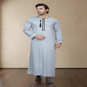 Thobe Omanais Bleu Clair pour Homme avec Col Brodé Noir et Détail Pompon, Manches Longues, Jubba Arabe Traditionnelle - Product Image 2