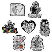 Badge en émail personnalisé sur le thème de l'horreur, en métal, motif squelette gothique, pour événements de club, cadeau promotionnel et souvenir d'Halloween