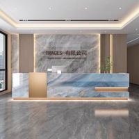 Comptoir de réception moderne incurvé avec éclairage LED et accents dorés, logo personnalisé, comptoir de réception de luxe pour salon de beauté
