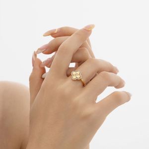 Anillos de Trébol de Cuatro Hojas con Diseño Moderno Dylam, Baño de Rodio Fino, Recubrimiento de Oro de 18K, Superficie con Textura Láser, Circonia 5A - Product Image 5