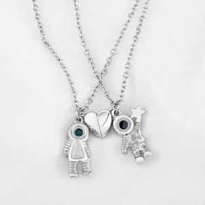 Collar de Pareja Magnético de Acero Inoxidable Vintage 2022 con Dijes de Astronauta para Enamorados, Venta al por Mayor - Product Image 6