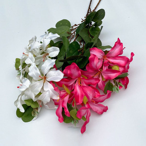 Jacarandas à branches longues, Lys de printemps, Magnolias ; Fleurs artificielles en soie pour célébrations de mariage et communautés résidentielles - Product Image 2