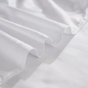 Ensemble <span class=keywords><strong>de</strong></span> literie <span class=keywords><strong>de</strong></span> luxe personnalisable avec logo brodé pour hôtel, comprenant couette et drap en satin blanc 100% coton, tailles et designs variés - Product Image 4