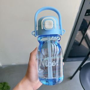ขวดพลาสติกแบบมีหลอดสองปาก ป้องกันการรั่วซึม พกพาสะดวก ใช้สำหรับเดินทางกลางแจ้ง ดีไซน์น่ารัก ความจุขนาดใหญ่ สำหรับนักเรียนหญิง - Product Image 1