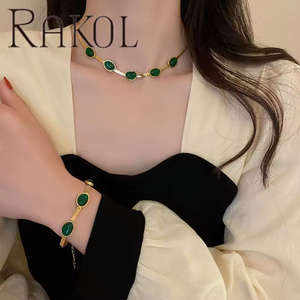RAKOL QYH347 verde impermeable titanio acero oro colgante collar aro pendientes serpiente hueso cadena Esmeralda conjunto - Product Image 1