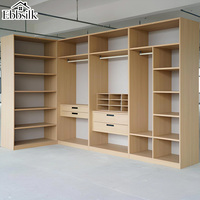 Armoire dressing en bois massif préférée par les architectes avec tiroirs, personnalisation sur mesure pour projets d'aménagement intérieur d'appartements