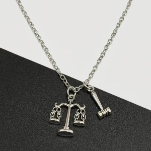Collar con Diseño <span class=keywords><strong>de</strong></span> Balanza <span class=keywords><strong>de</strong></span> la Justicia y Martillo, para Abogados y Graduados en Derecho, Cadena <span class=keywords><strong>de</strong></span> Bambú, Aleación, Regalo - Product Image 3