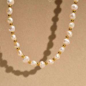 Exquisito Collar de Perlas de Agua Dulce Irregulares con Cadena Fina de Acero Inoxidable Chapado en Oro de 14K y Acero de Titanio - Product Image 4