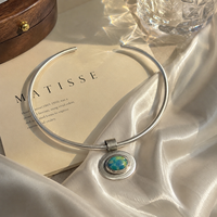 Collier Torque avec pendentif cabochon turquoise serti clos en cuivre ton argenté, bijou statement pour femme, cadeau