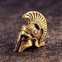 Vente en gros 1 pièce Pendentif porte-clés en laiton motif casque de guerrier bronze antique, accessoires DIY, figurine décorative pour sac à dos, bijoux, cadeau