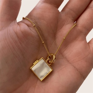 Collar de Cadena con Medallón Cuadrado Abierto de Acero Inoxidable Chapado en Oro de 18K, Estilo Simple y Moderno - Product Image 2