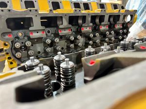 2362535 3590936 9C0167 3243886 10R7689 1051708 1166859 1103270 1291910 1352910 Assemblage de culasse du moteur bulldozer - Product Image 2