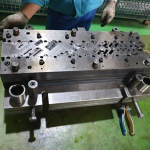 AMT VINA – Matrice de découpe métallique de précision personnalisée, outil de poinçonnage progressif pour pièces en tôle, service de fabrication OEM ODM - Product Image 2