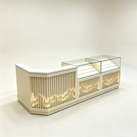 Vitrines sur mesure pour spiritueux et tabac, adaptées aux magasins vendant des spiritueux et du tabac haut de gamme, des cadeaux et des articles de luxe