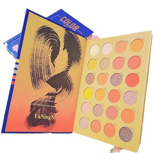 Paleta de Sombras de Ojos Multichrome de 72 Colores Altamente Pigmentadas, Estilo Libro, con Acabado Brillante y Mate - Product Image 5