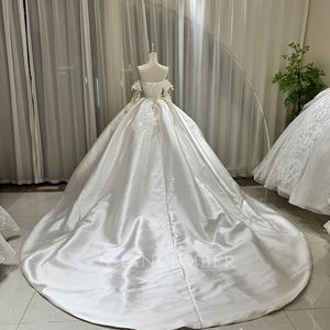 Robe de mariée moderne OY031 en satin à col bateau avec nœud, traîne chapelle, fleurs, dentelle et cristaux pour femme - Product Image 2