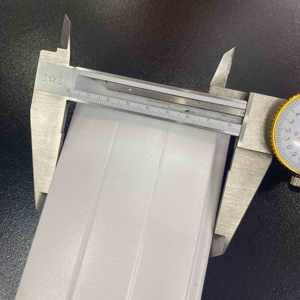 ตัวล็อคด้านข้างพลาสติกสีขาวสำหรับประตูม้วน ใช้ได้กับแผง<span class=keywords><strong>ประตู</strong></span>อลูมิเนียมขนาด 77 มม.  คลิป<span class=keywords><strong>ล็อค</strong></span>ปลาย<span class=keywords><strong>แผง</strong></span>อลูมิเนียมสำหรับ<span class=keywords><strong>ประตู</strong></span>ม้วน - Product Image 5