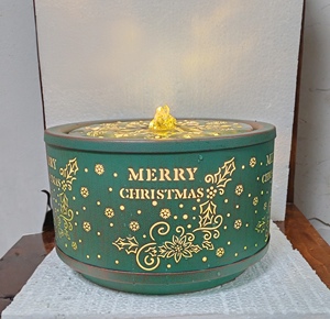 Fontana d'acqua cilindrica vintage verde natalizia con motivo natalizio dorato in rilievo, decorazione da tavolo per interni per le festività - Product Image 2