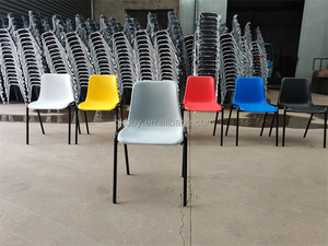 Chaise en plastique empilable avec pieds en métal pour l'école, la formation et les événements - Product Image 5