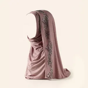2021 Latest Design Luxury Floral Pattern Diamond Stretch Knit Cotton Scarf Dubai Muslim Hijab Ribbed Shawl WrapsとRhinestone