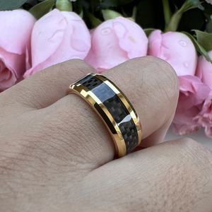 Bague en tungstène dorée Coolstyle 8 mm pour homme et femme, alliance de fiançailles, incrustation en <span class=keywords><strong>fibre</strong></span> de carbone noire, bords biseautés, ajustement confortable - Product Image 6