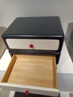 Table de chevet noire classique moderne avec deux tiroirs et une finition peinte