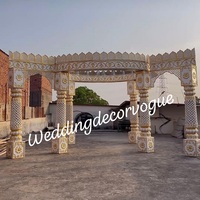 Mandap kayu Triveni trendi untuk pernikahan luar ruangan Mandap pernikahan gaya Vintage Mandap pernikahan Modern dengan tema taman
